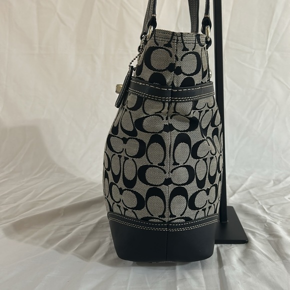 COACH HAMPTONS SIGNATURE LUNCH TOTE BLACK AND GREY F13973 - Picture 6 of 13